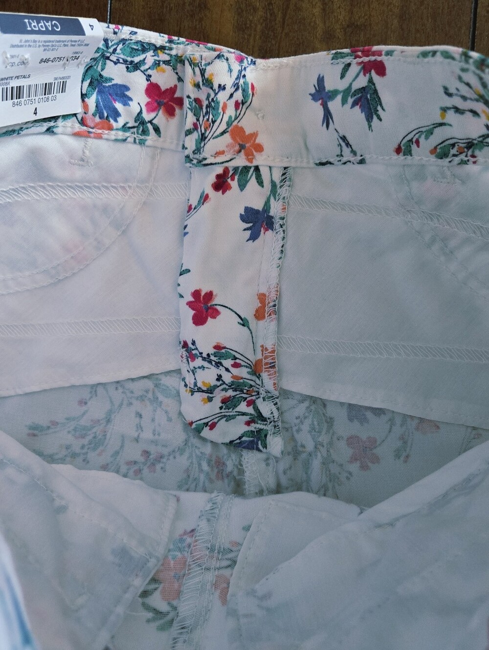 St Johns Bay Pants Women's White Floral Mid Rise Capri Secretly Slender Size 4 - Picture 8 of 10